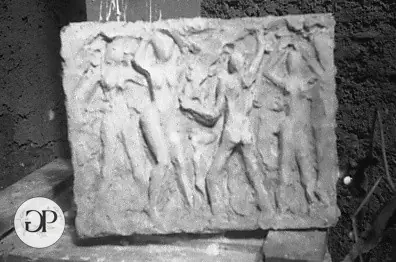 Bassorilievo con figure — Giovanni Pennacchietti