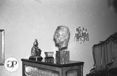 Busto ritratto esposto in un interno — Giovanni Pennacchietti
