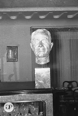 Testa ritratto maschile su piedistallo in un interno — Giovanni Pennacchietti