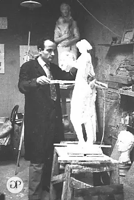 Giovanni Pennacchietti nello studio accanto a una scultura di figura femminile — Giovanni Pennacchietti